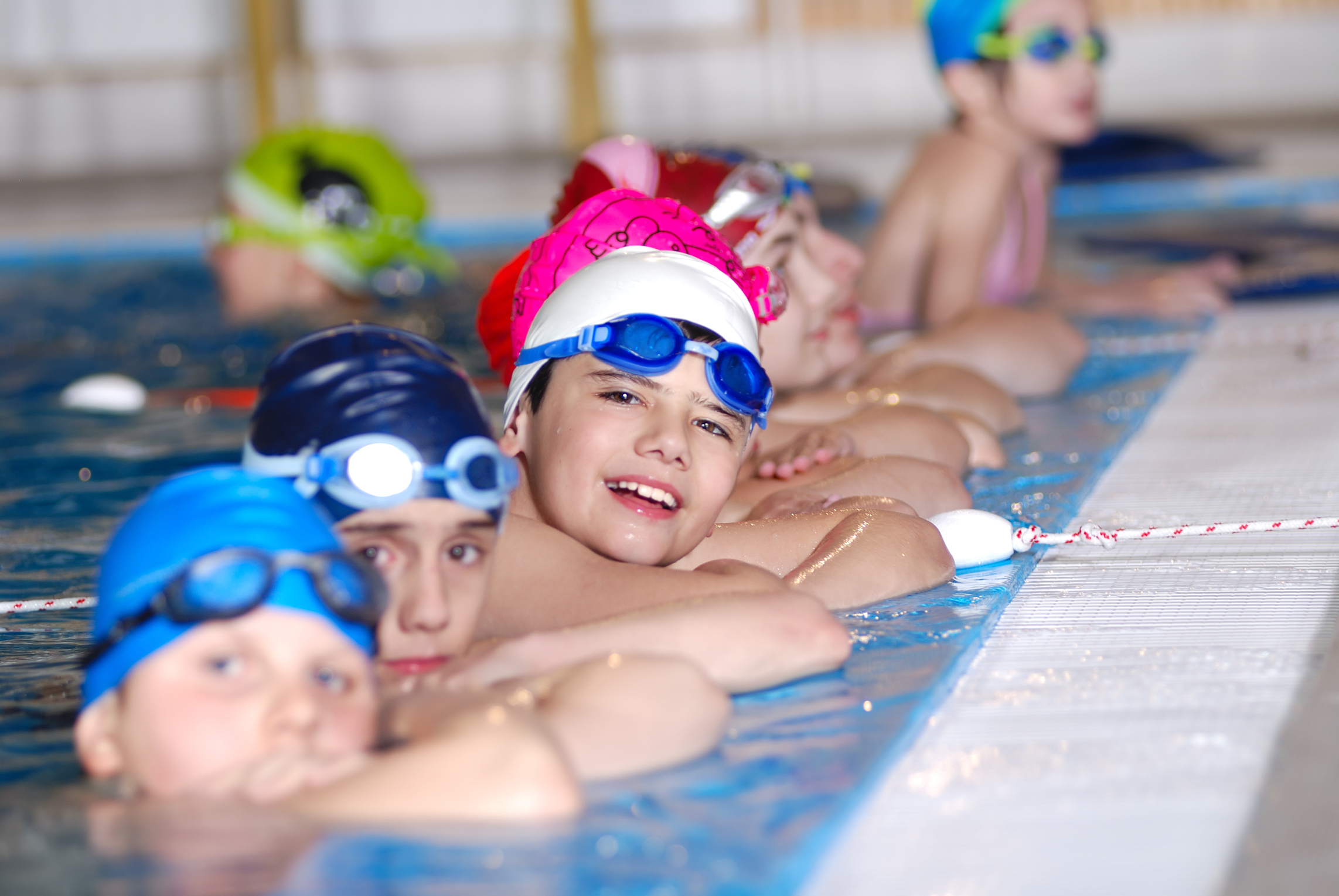 Фото детей в бассейне на занятиях